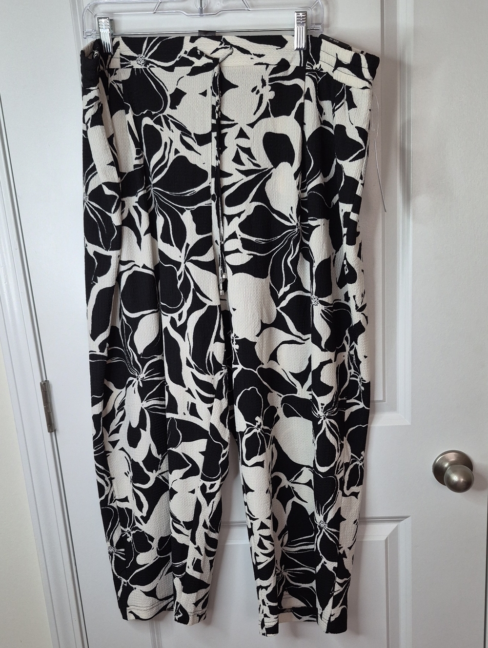 Soho Apparel Black & White Floral Cropped Pants Size 3X